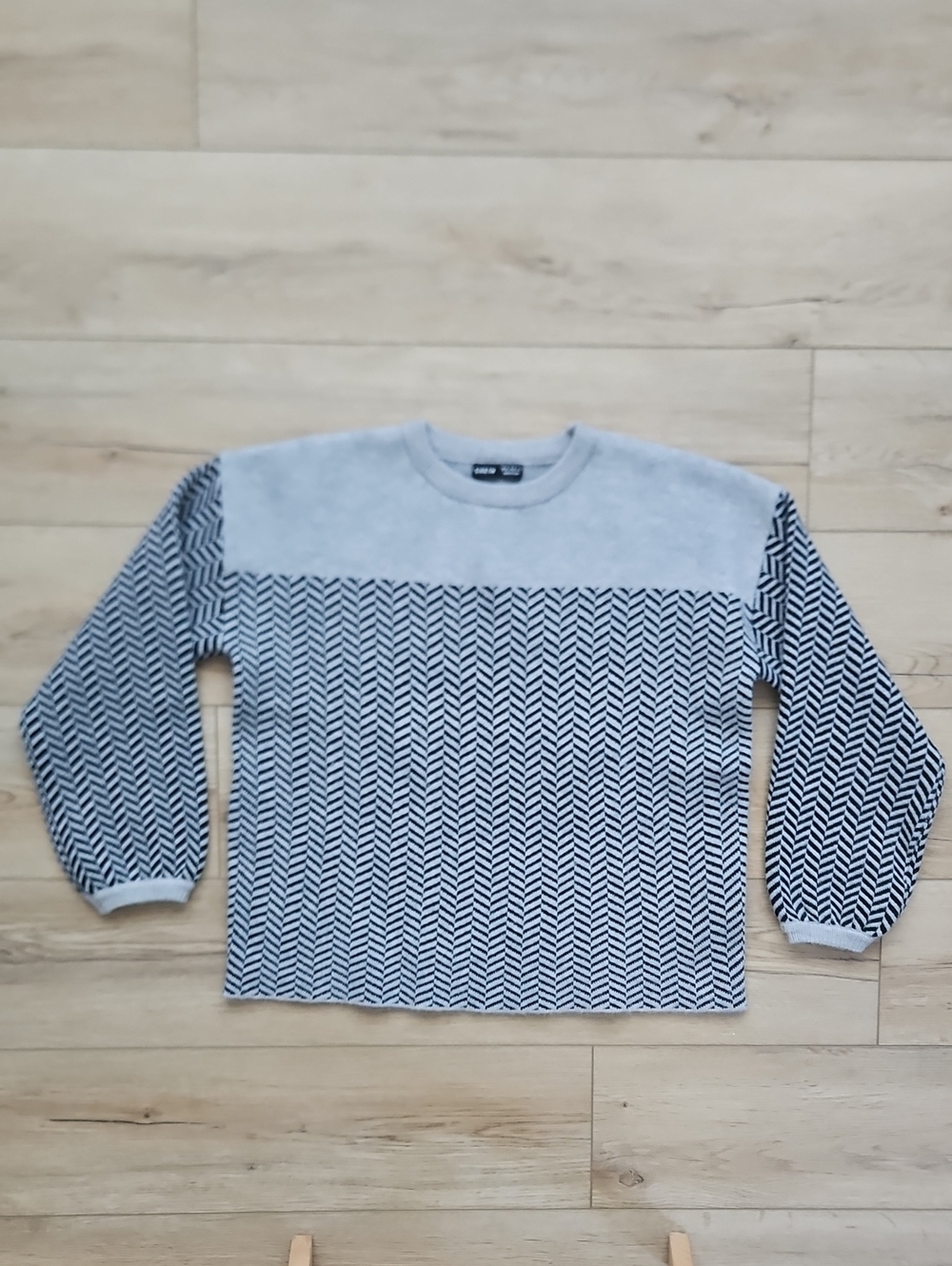 Women's Chevron Knit Crewneck Sweater in Light Gray and Black